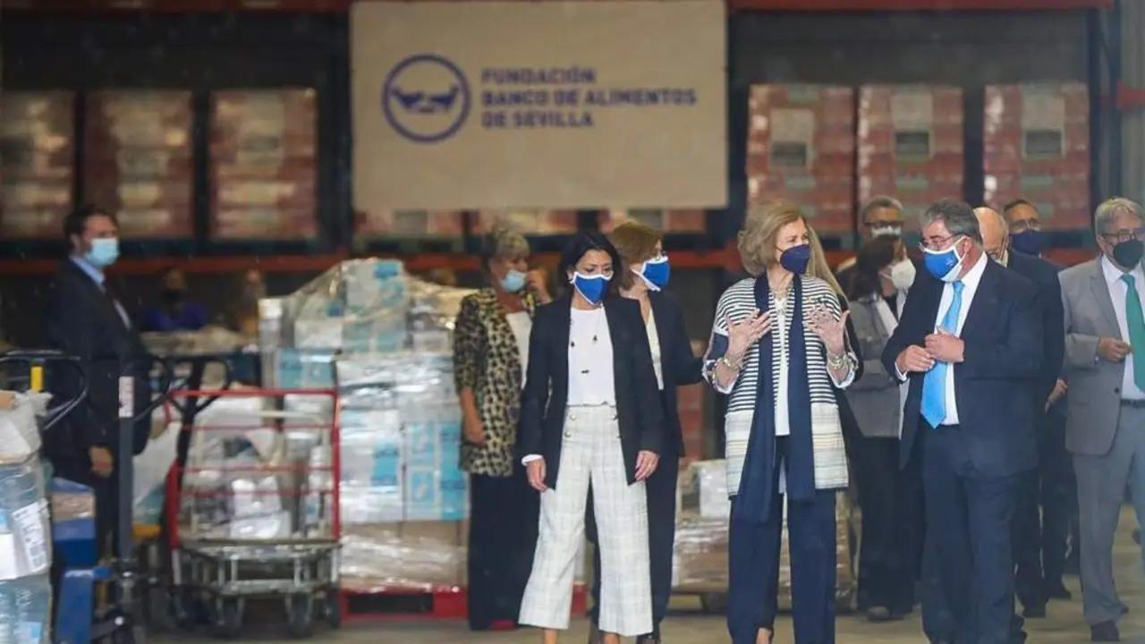 La Reina Do&ntilde;a Sof&iacute;a en la sede de Banco de Alimentos en Mercasevilla. - EP