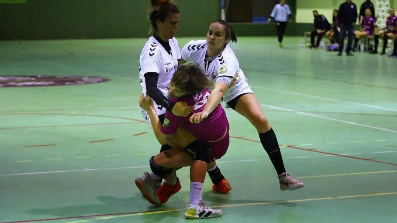 Andrea Roda es frenada por dos jugadores del BM San Jos&eacute; Obrero - | Fran P&eacute;rez; Adesal C&oacute;rdoba
