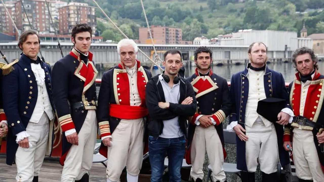  El realizador Alejandro Amen&aacute;bar posa junto a un grupo de actores durante el rodaje - EFE/Juan Herrero.