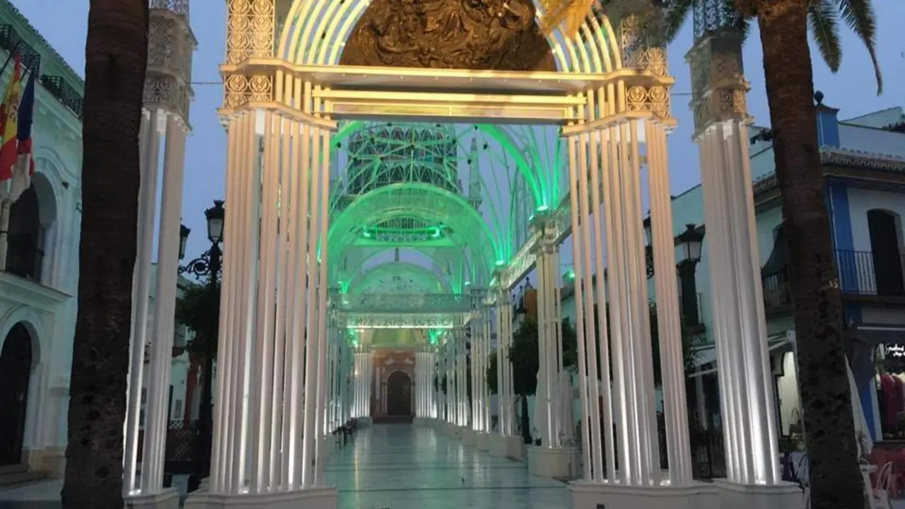 La catedral ef&iacute;mera de Almonte, iluminada de verde. - VH
