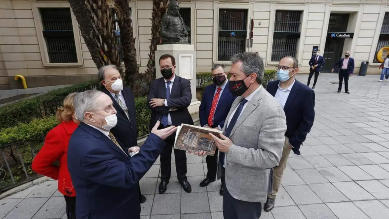 Reordenaci&oacute;n del espacio junto a la escultura de Miguel de Cervantes. - AYTO