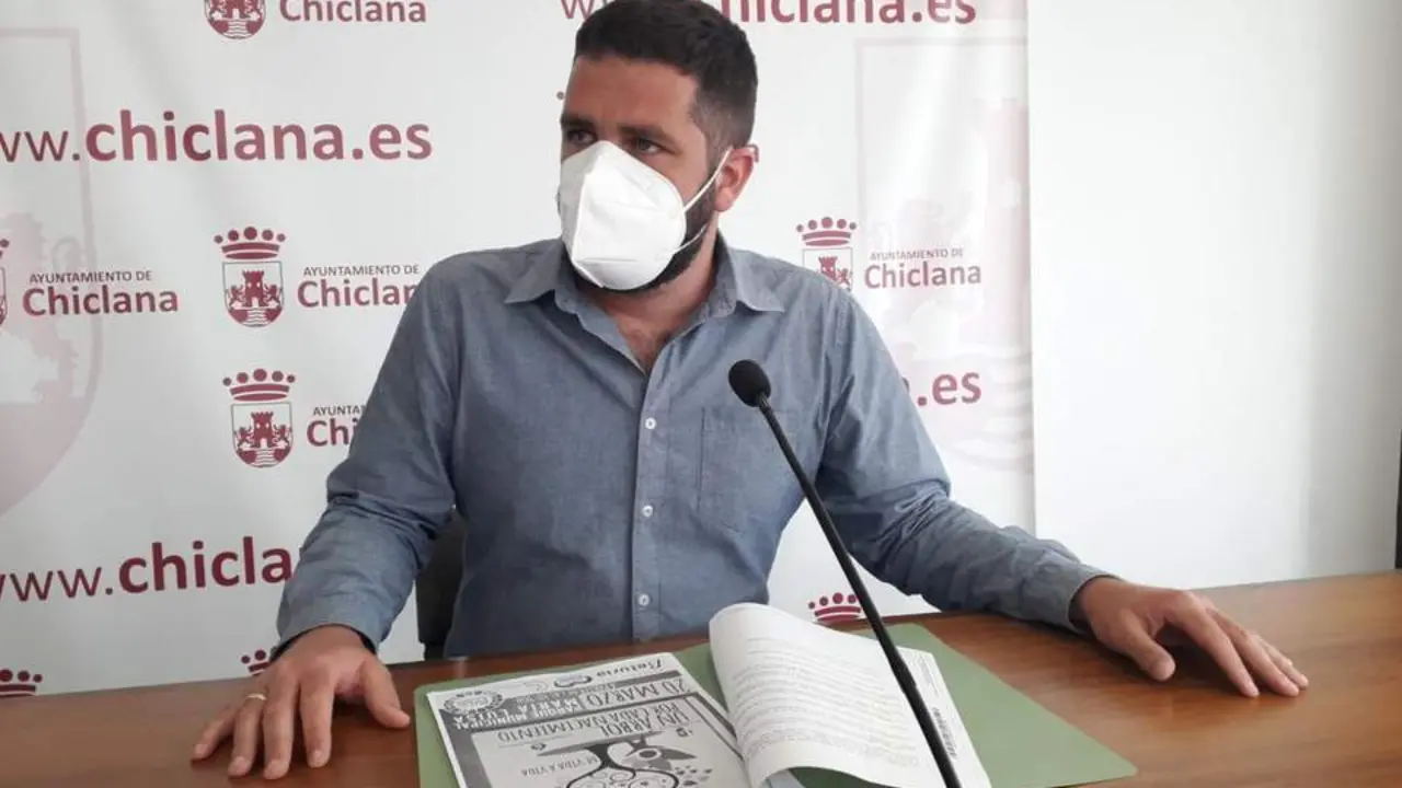Palmero presentando la propuesta. - A.I.