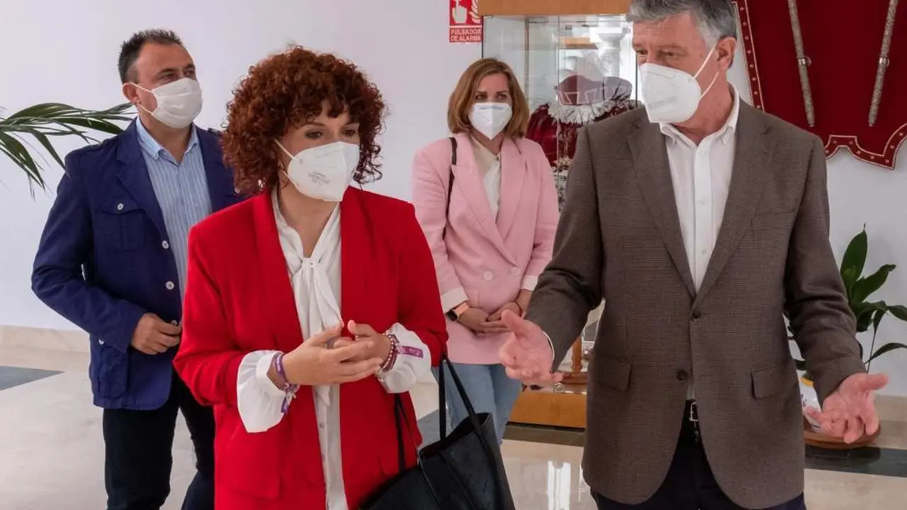 Lim&oacute;n junto al alcalde de Palos. - VH