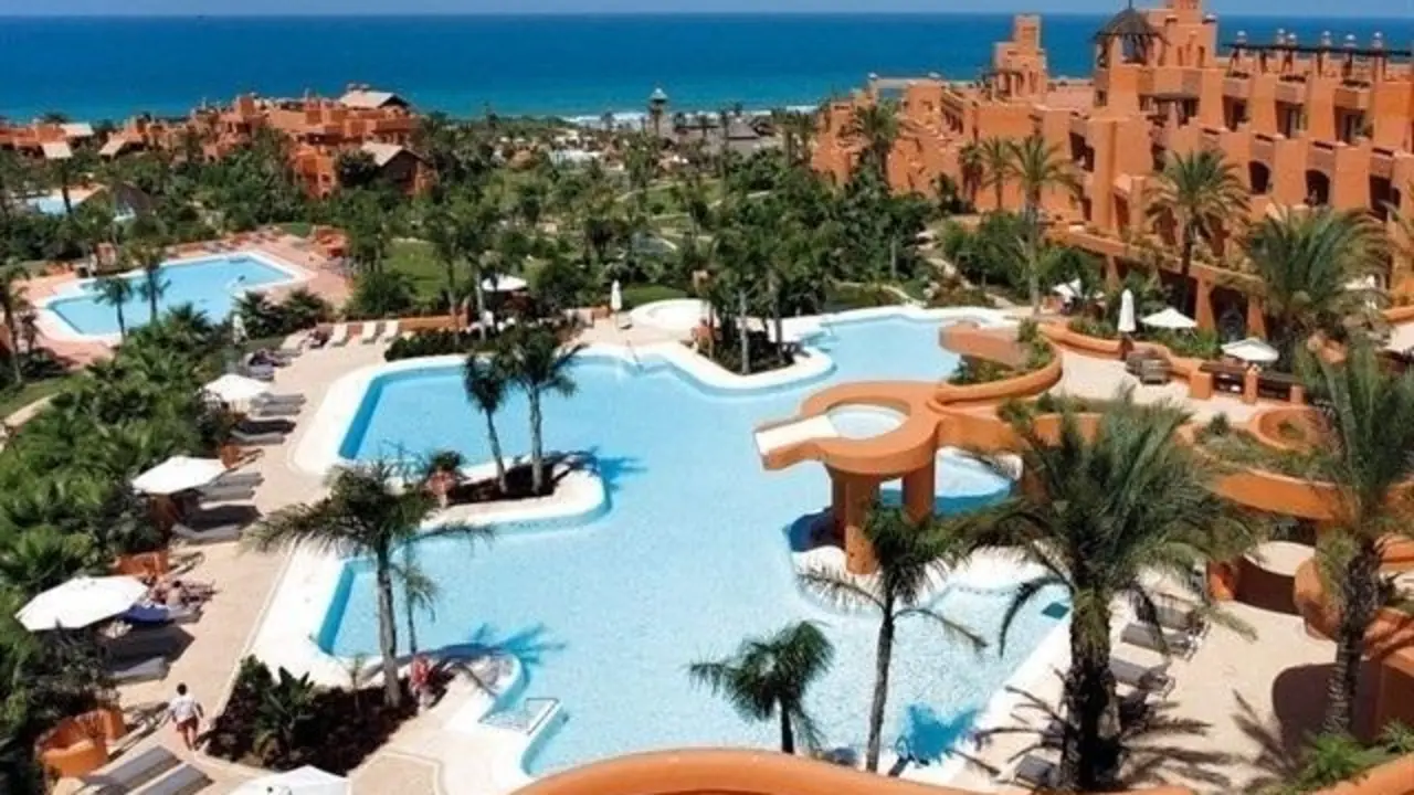 La piscina y las zonas comunes totalmente vac&iacute;as de un hotel de C&aacute;diz. - EP