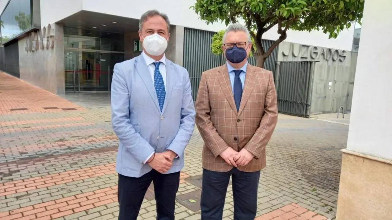 &Aacute;ngel Pimentel y Esteban Morales en la puerta de la sede judicial de Puente Genil, en el Parque de La Galana.   - 