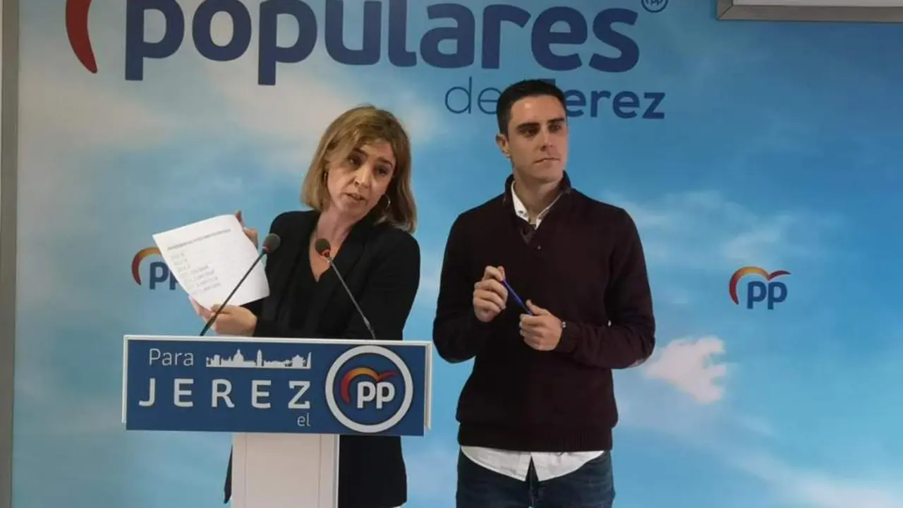 Almudena Mart&iacute;nez y Jaime Espinar, en una rueda de prensa.  - PP