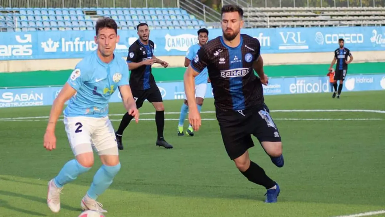 Antonio Oca disputa un bal&oacute;n este pasado mi&eacute;rcoles en el Estadio Ciudad de Lucena.  - xerezdfc.com