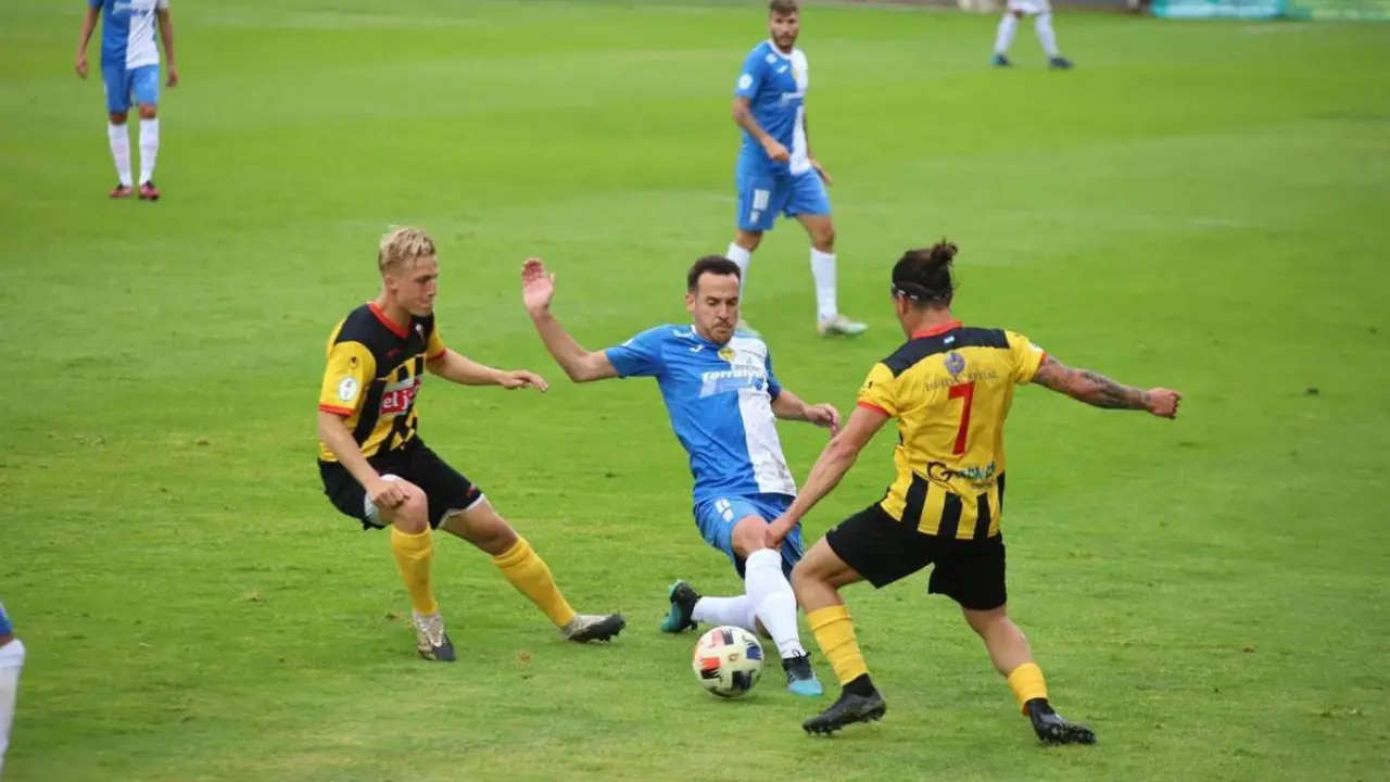 Imagen del partido de la fase de ascenso en el Ciudad de Lepe. - Cristo Garc&iacute;a