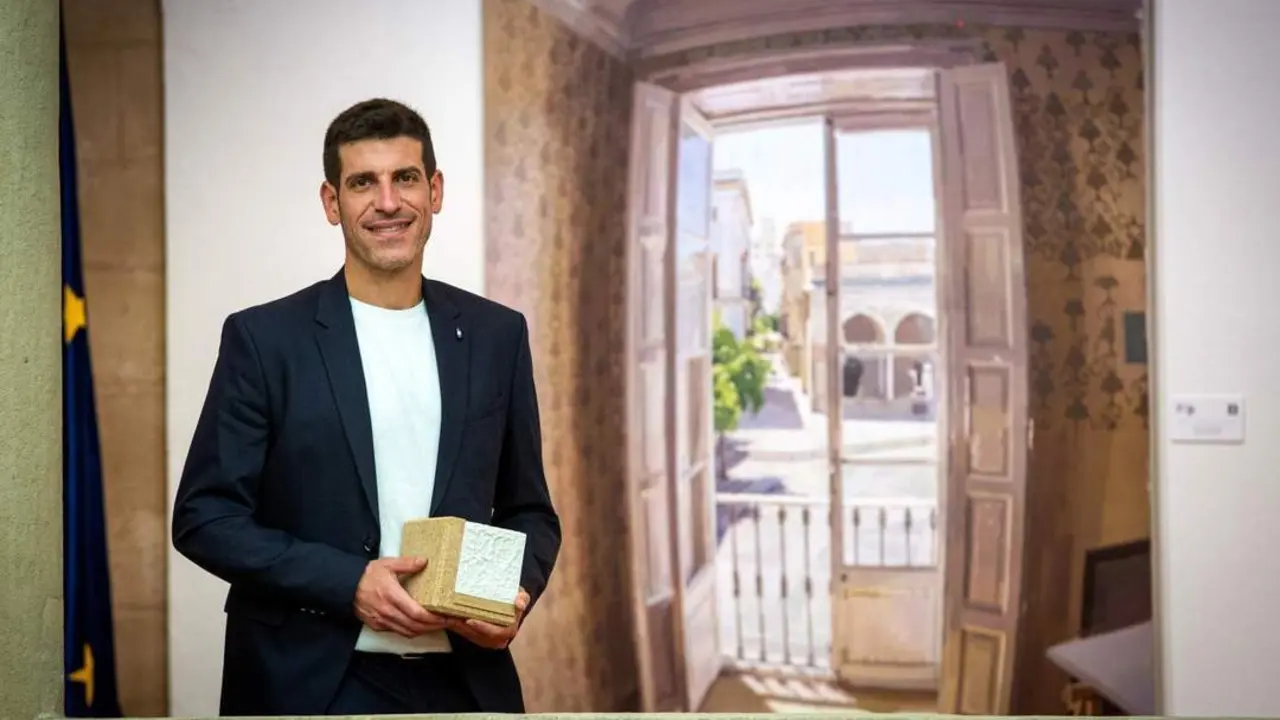 El jerezano Eduardo Mill&aacute;n recibe el premio de Pintura del Parlamento La Rioja - Efe