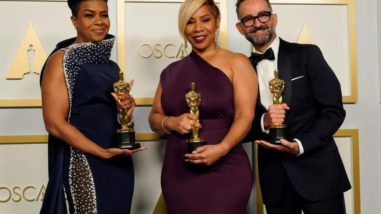 Mia Neal, Jamika Wilson y Sergio Lopez-Rivera tras recoger el Oscar - Efe. Chris Pizzello