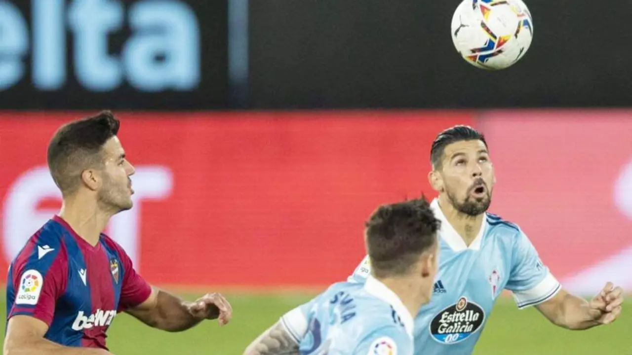 Nolito no le quita ojo al bal&oacute;n en esta acci&oacute;n del partido - La Liga Santander
