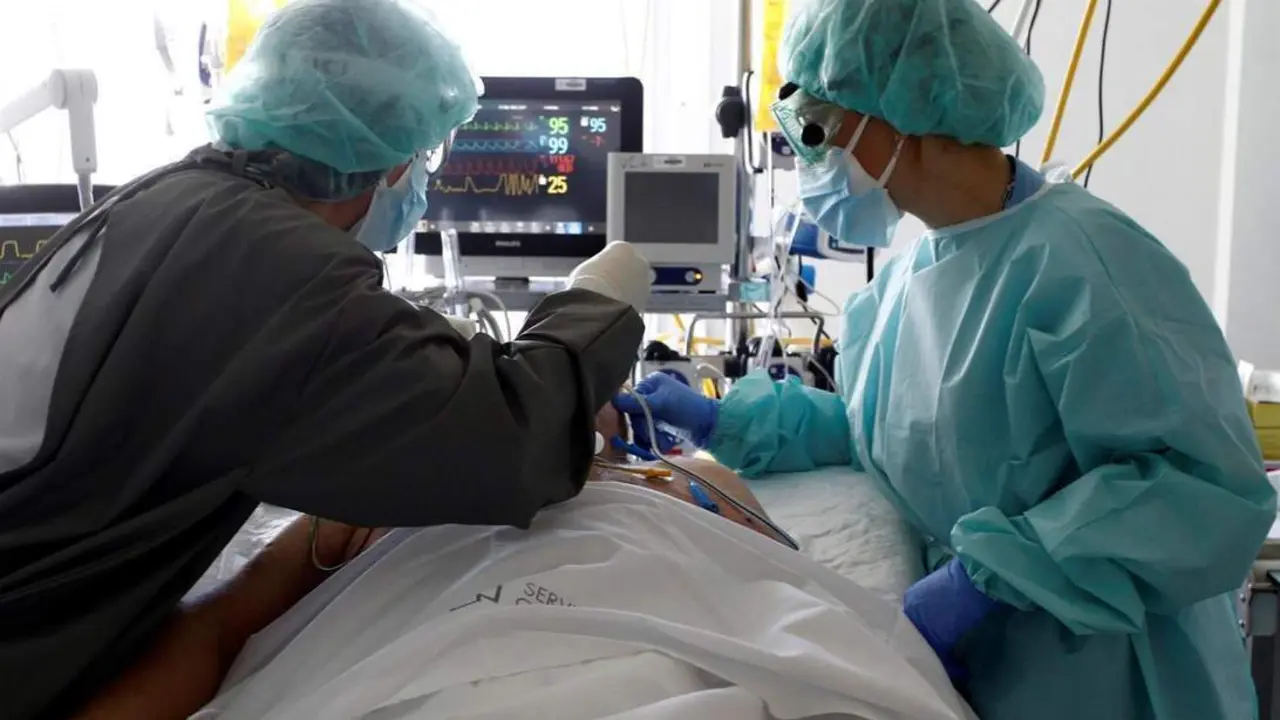 Varios sanitarios atienden a un paciente con Covid. - EFE