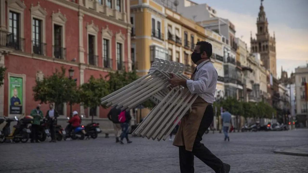 Un hostelero recoge la terraza. - EP