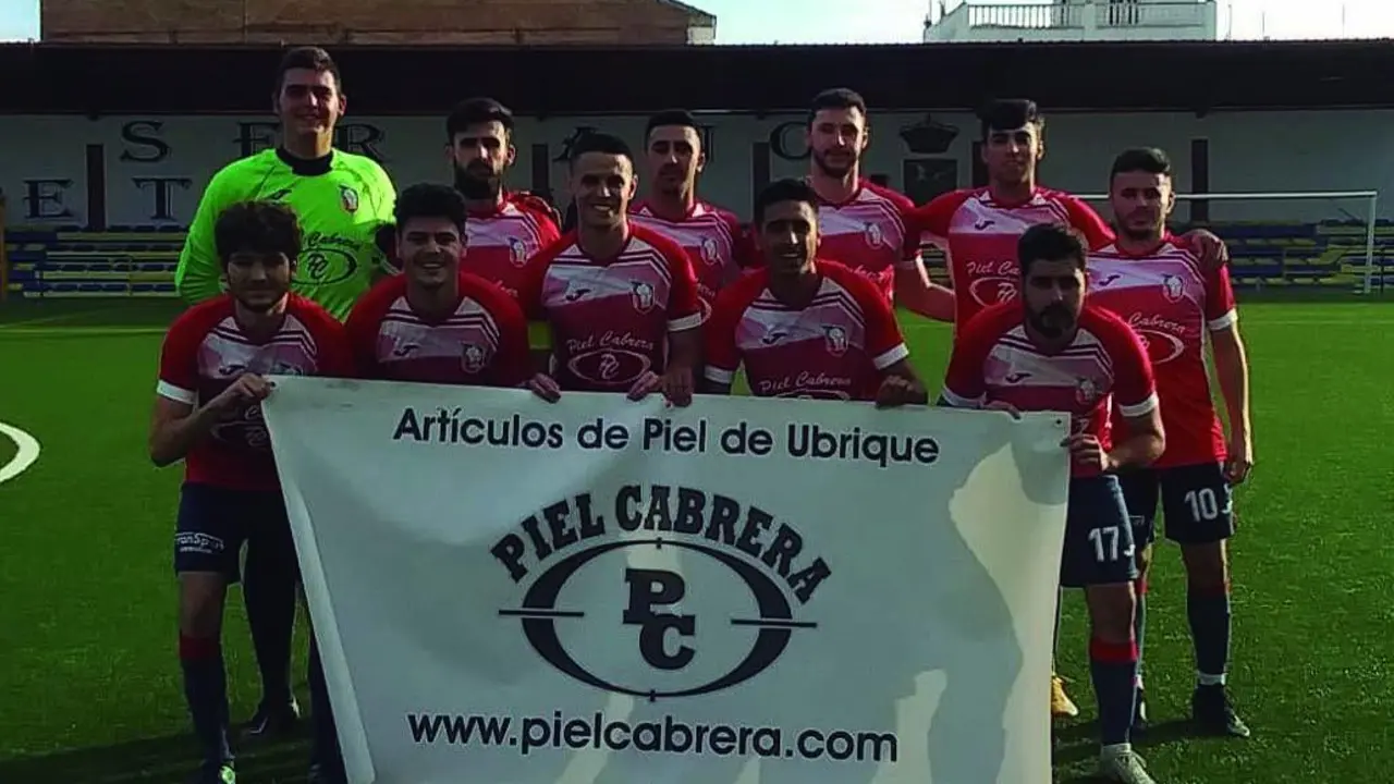 El Ubrique UD &lsquo;B&rsquo;, tercer clasificado, en su visita al Puerto Serrano At. donde perdi&oacute; por 2-1.  - CEDIDA.