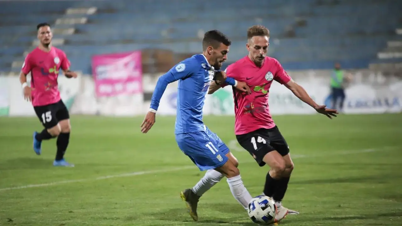 Juanito se deshace de un futbolista del Ciudad de Lucena en el partido de La Juventud. - Cristo Garc&iacute;a