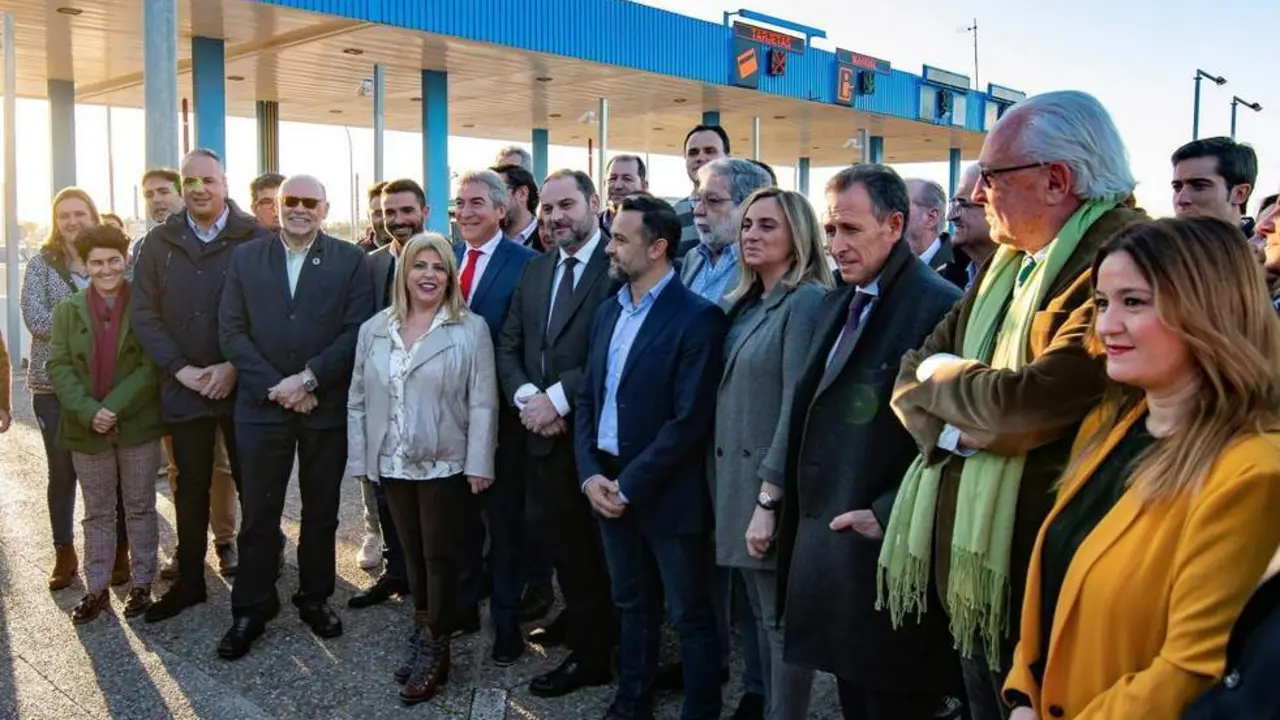 La alcaldesa junto a &Aacute;balos el d&iacute;a del fin del peaje - Efe