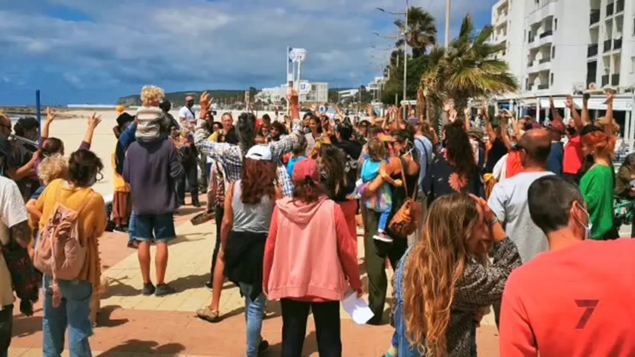 Incre&iacute;ble pero cierto: Estramb&oacute;tico 'Flashmob' en Barbate por el Fin del Estado de Alarma