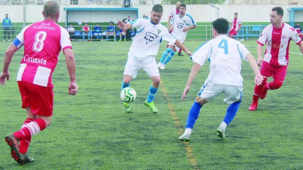 El rayista Ismael Barrios controla el bal&oacute;n en el centro del campo - Ra&uacute;l J. Bustillos