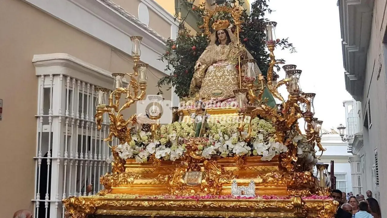 La Virgen sobre el paso. - 