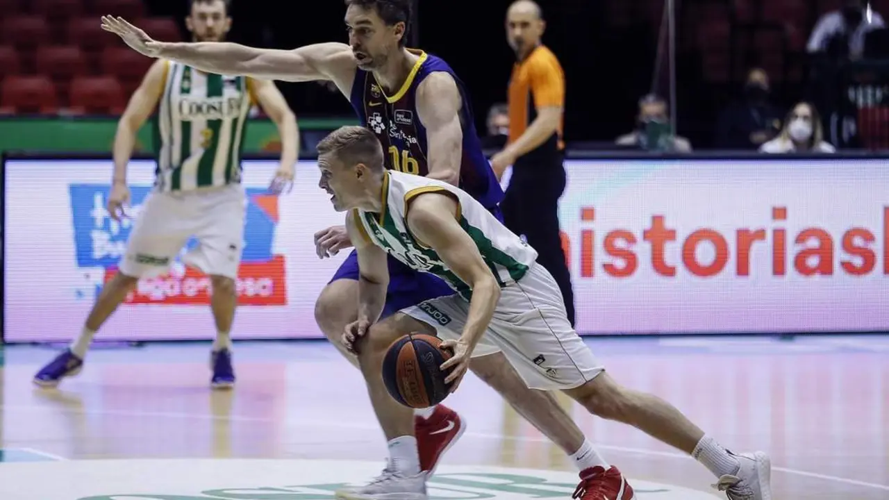 Tobias Borg, del Coosur, recibe la presi&oacute;n de Pau Gasol, del Bar&ccedil;a. - efe
