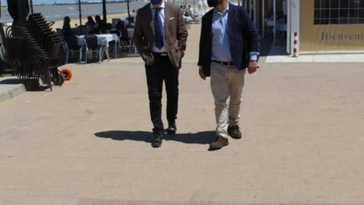 Visitantes en la zona de Bajo de Gu&iacute;a, en Sanl&uacute;car, con mascarilla. - Ra&uacute;l J. Bustillos