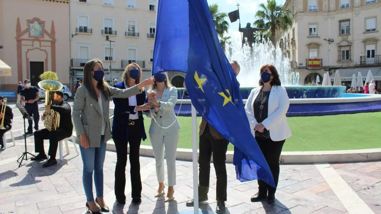 Izado de la bandera europea. - VH