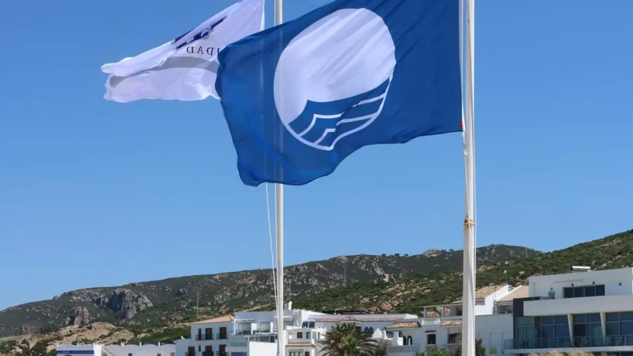Izada de la Bandera Azul en una playa gaditana. - Archivo