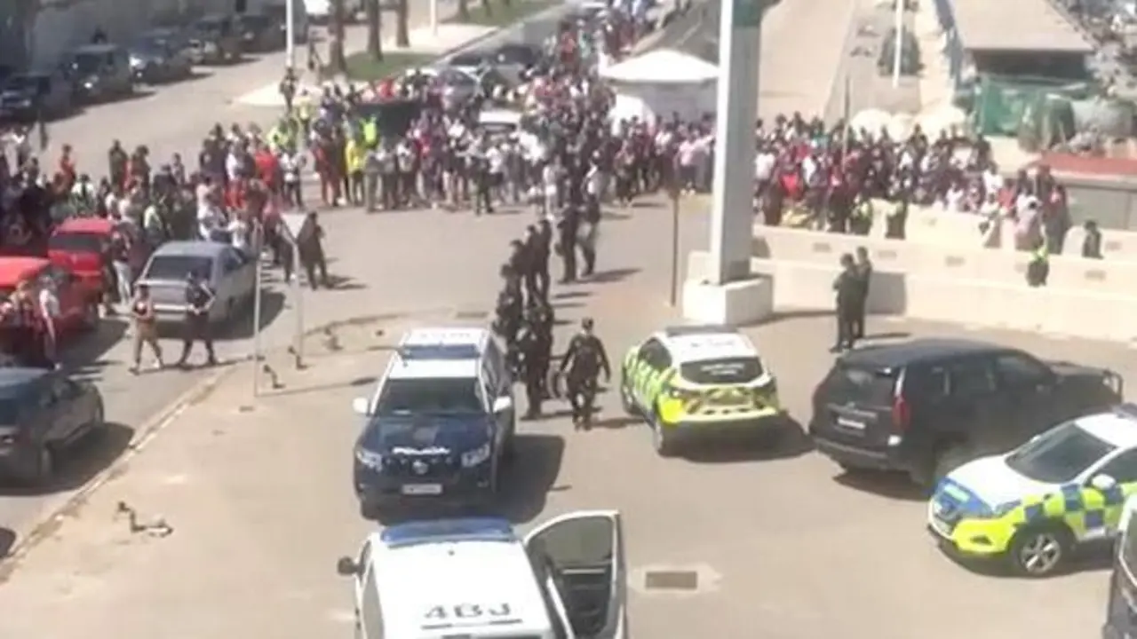 Efectivos policiales, el lunes, en La Atunara. - A. I.