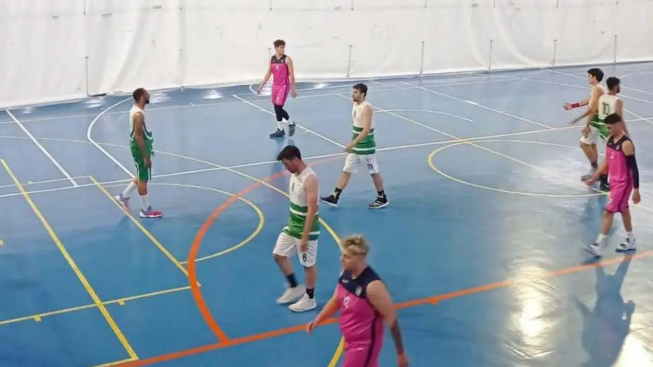 Un momento del partido que el Adesa 80 de Baloncesto disput&oacute; en Jerez - A80