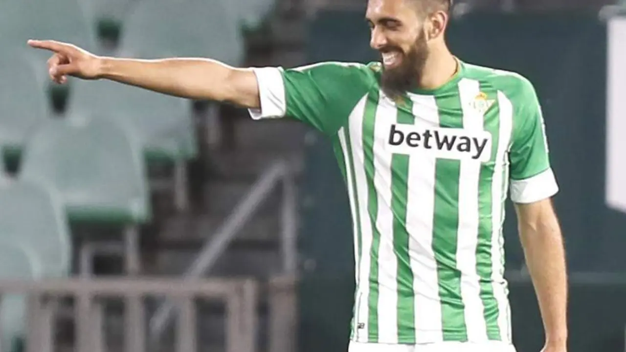 El delantero del Betis, Borja Iglesias, celebra un gol contra el Granada. - efe