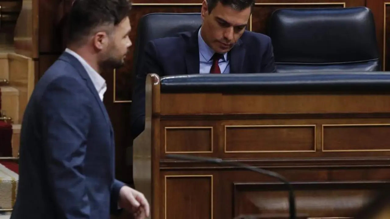El portavoz de ERC en el Congreso, Gabriel Rufi&aacute;n, pasa junto al presidente del Gobierno, Pedro S&aacute;nchez. - EP