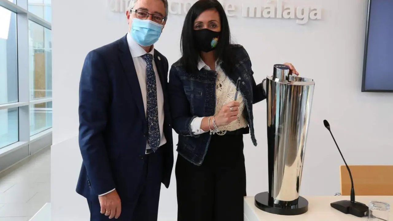 Francisco Salado, presidente de la Diputaci&oacute;n; y Pepa Moreno, presidenta del Rinc&oacute;n Fertilidad, club de balonmano femenino. - Diputaci&oacute;n de M&aacute;laga