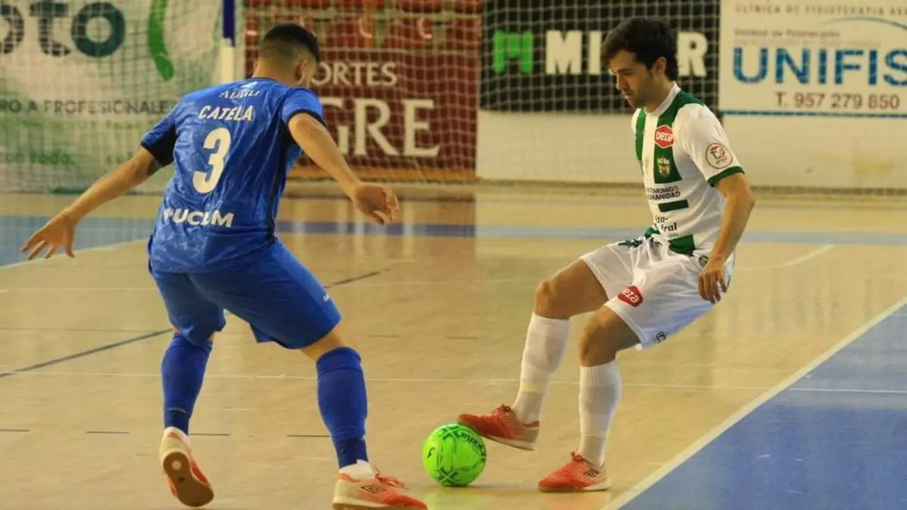 Pablo del Moral ante Catela en el partido de ayer - | C&oacute;rdoba Futsal