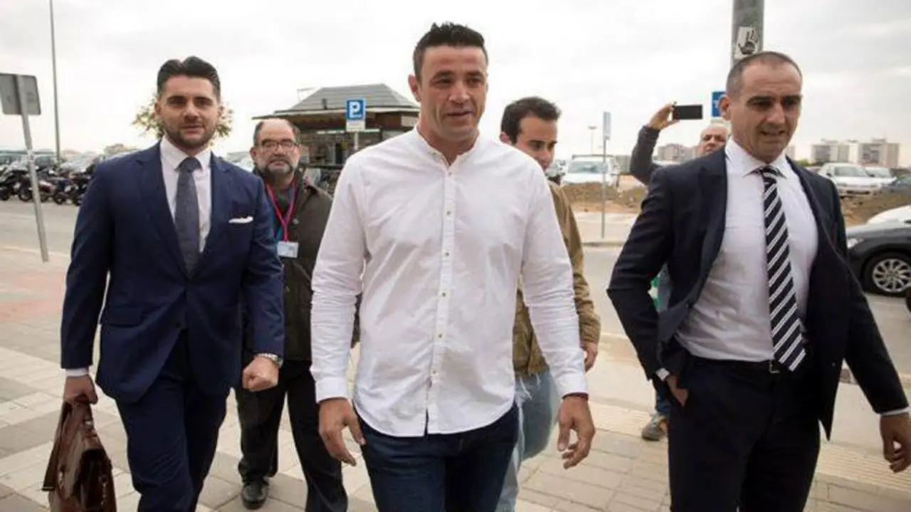 David Serrano y su abogado.  - EFE