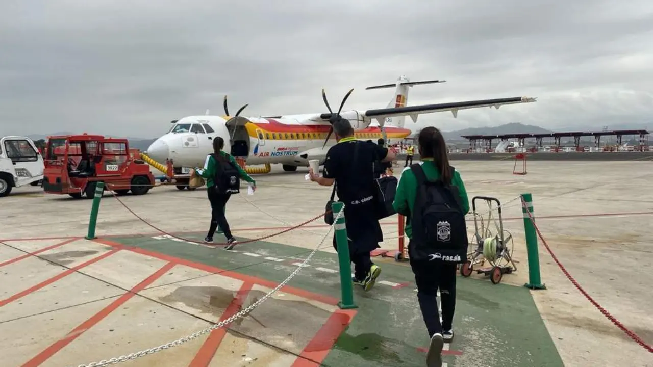 Las jugadoras cordobesas en el aeropuerto de M&aacute;laga minutos antes de cancelarse su vuelo a Melilla - | Deportivo C&oacute;rdoba