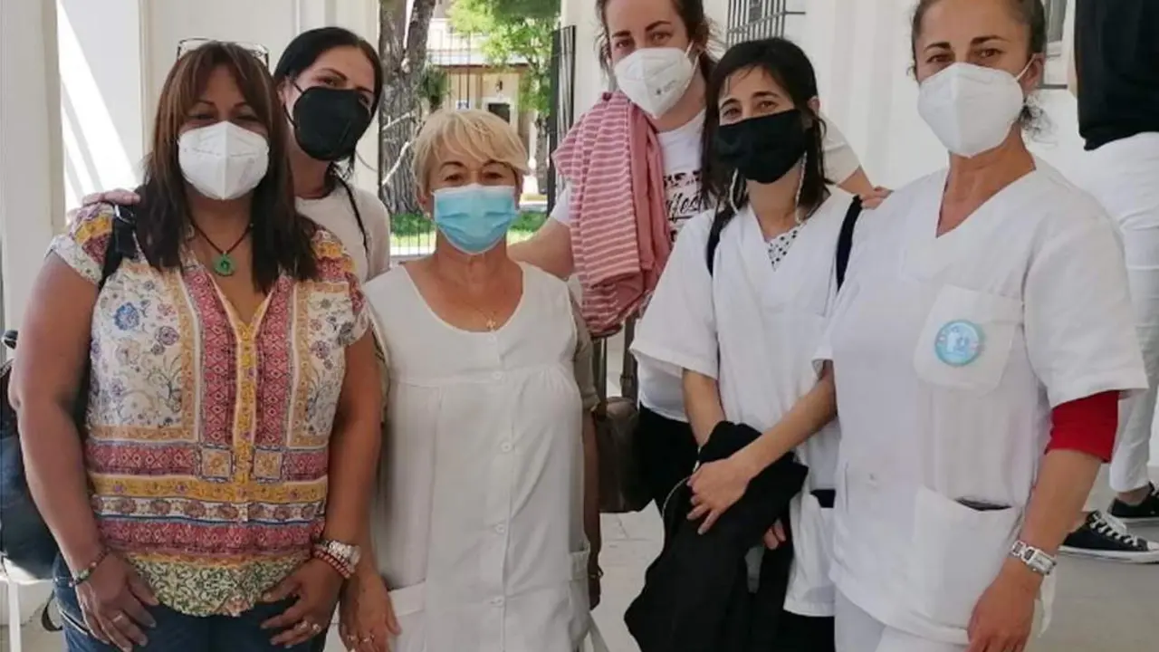 Trabajadoras de ayuda a domicilio junto a la delegada sindical de UGT C&aacute;diz. - A.I.