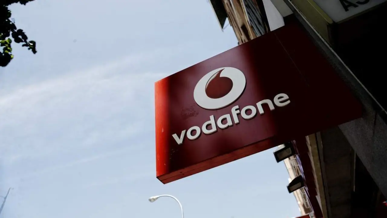 Logo de Vodafone en una tienda de la compa&ntilde;&iacute;a telef&oacute;nica en Madrid. - 