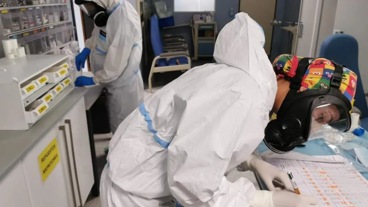 Profesionales sanitarios trabajan en la zona covid del Hospital Universitario Torrec&aacute;rdenas de Almer&iacute;a. - EP