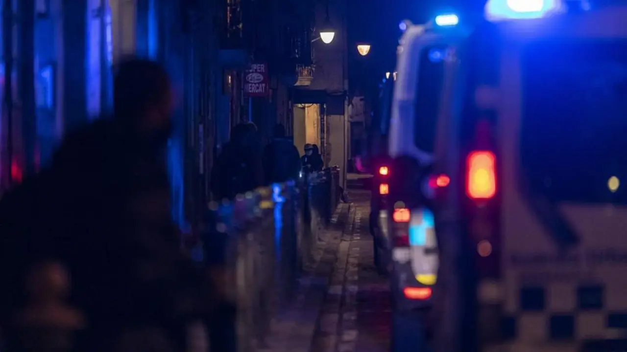 Varias personas reunidas en un ambiente festivo en el Arco del Triunfo. - Europa Press