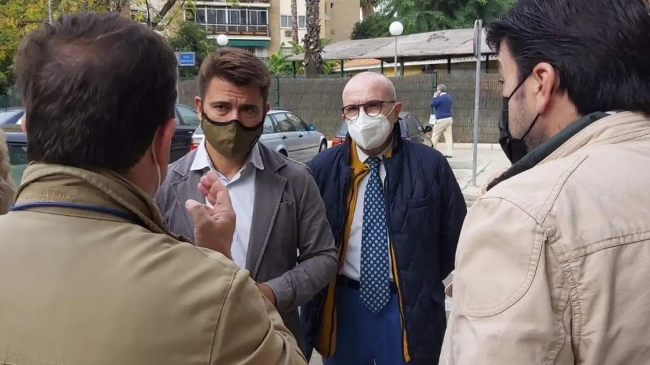 El portavoz del PP de Sevilla, Beltr&aacute;n P&eacute;rez, on vecinos del Porvenir en una imagen de archivo. - EP