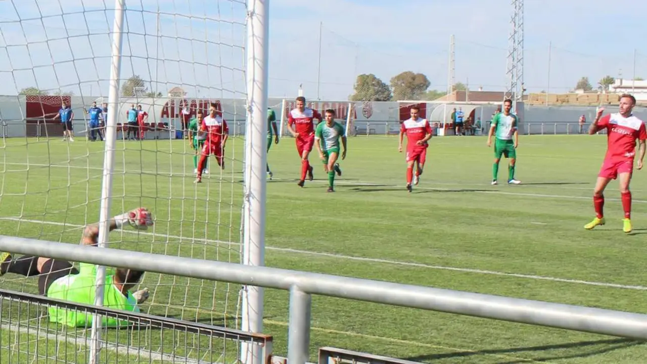 Momento en el que Rober bate de penalti al portero visitante en el 70 - Ra&uacute;l J. Bustillos