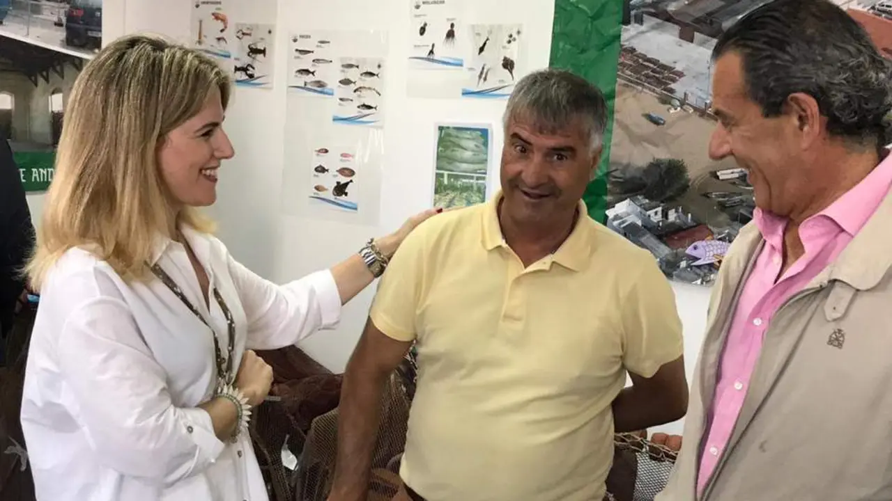 La delegada del Gobierno, con el patr&oacute;n mayor de la Cofrad&iacute;a de Pescadores.  - Informaci&oacute;n.
