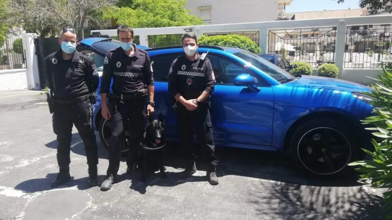 Agentes junto al veh&iacute;culo recuperado. - Ayto. de Torremolinos