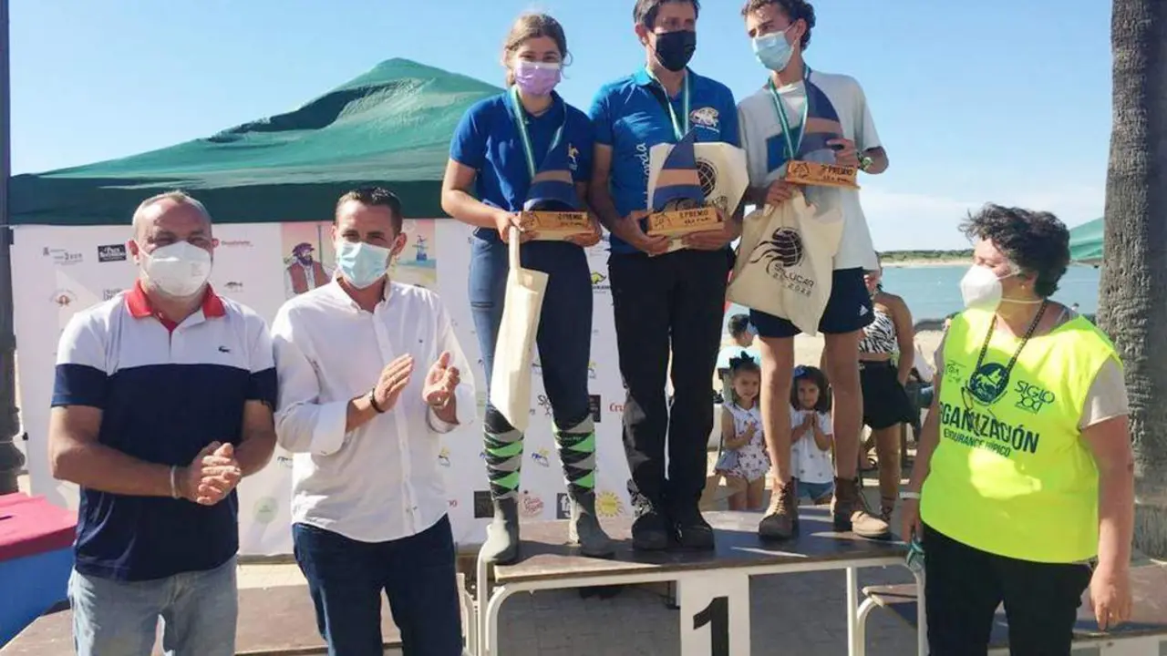 Un momento de la entrega de trofeos en Bajo de Gu&iacute;a - AMSS
