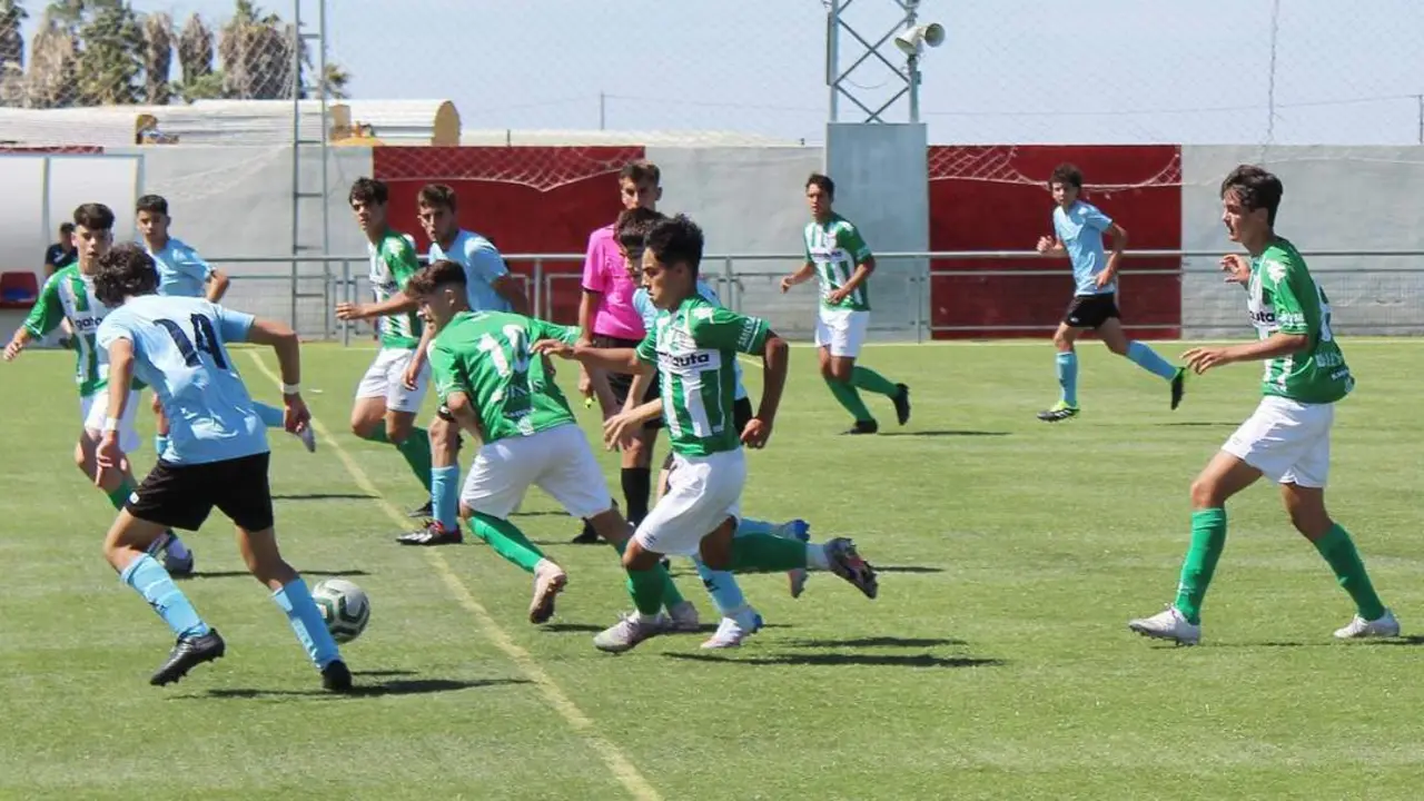 Una acci&oacute;n del partido entre el equipo cadete A del Atl&eacute;tico Sanluque&ntilde;o y Los Caminantes en el Doro Stadium - Ra&uacute;l J. Bustillos