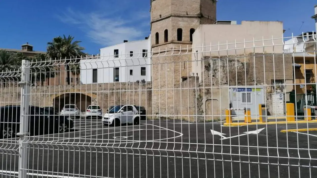 Aparcamiento en el solar junto a la Torre de la Plata. - VS