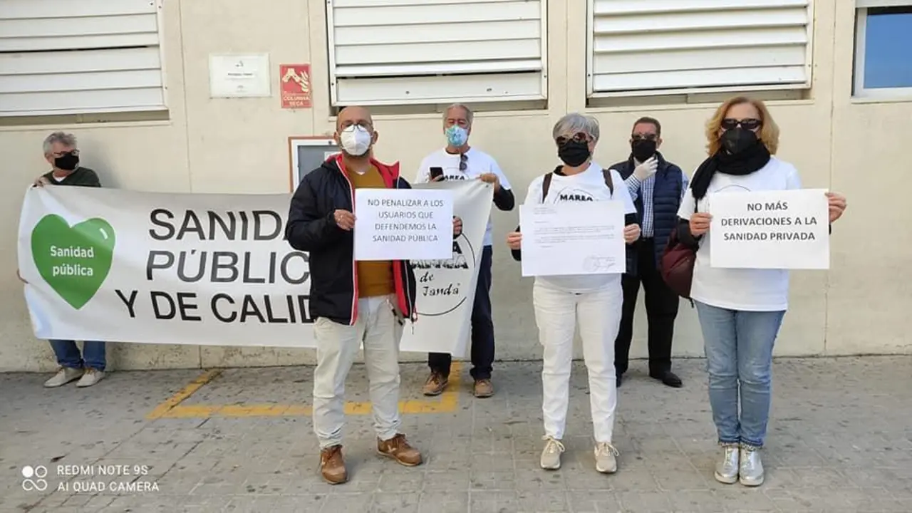 Imagen de una de las concentraciones el pasado mes de marzo en el hospital de Puerto Real. - cedida