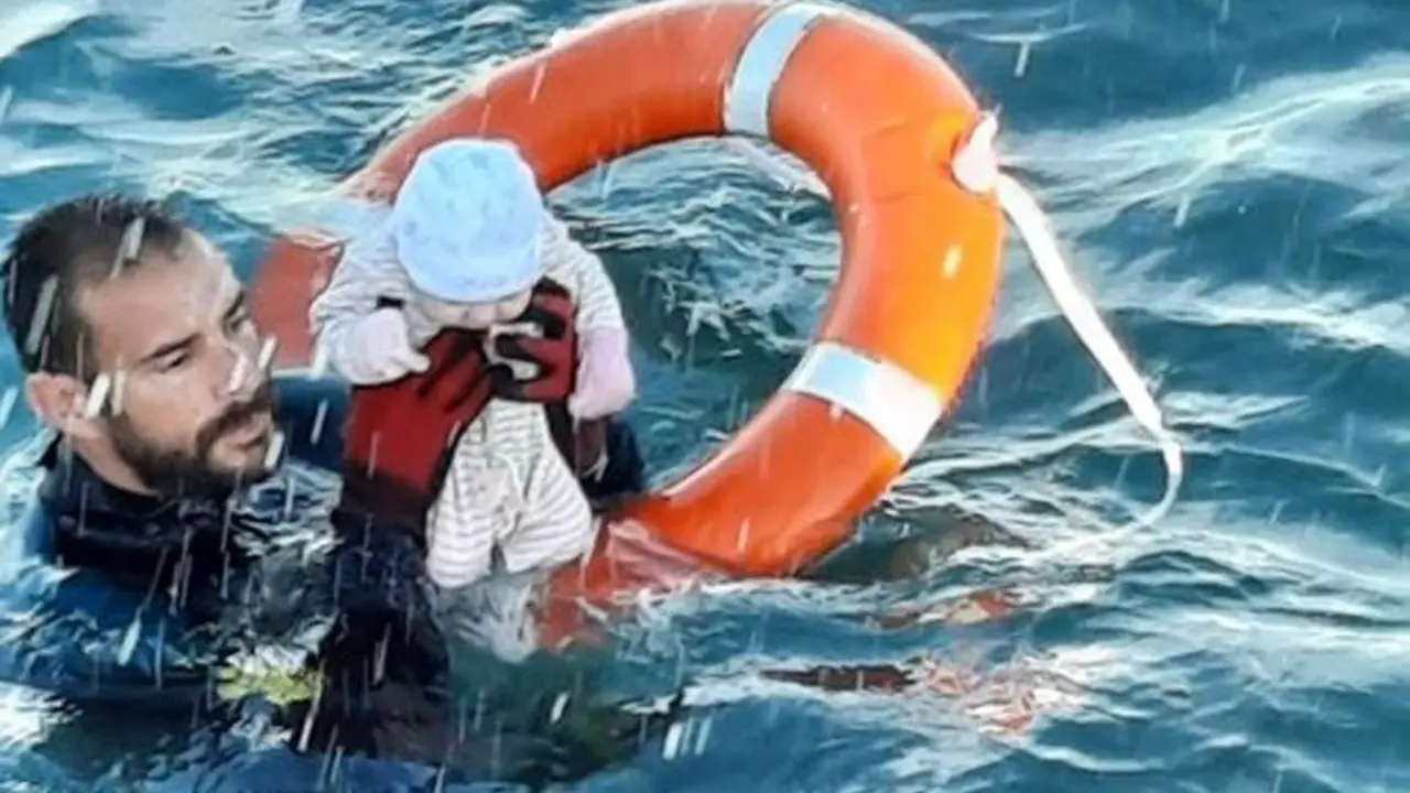 El agente de la Guardia Civil rescatando al beb&eacute; en Ceuta. - EP/Guardia Civil