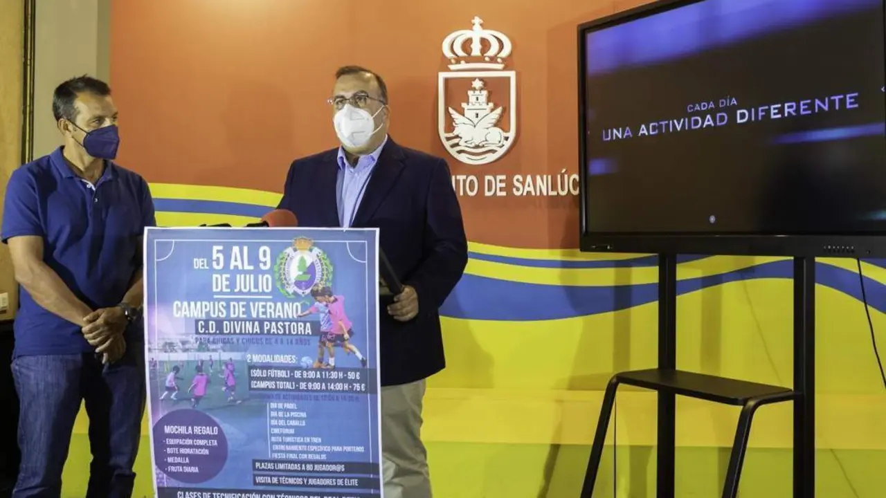 Luis M&aacute;rquez y David Salazar en la presentaci&oacute;n del II Campus de Verano de la Divina Pastora - A. I.