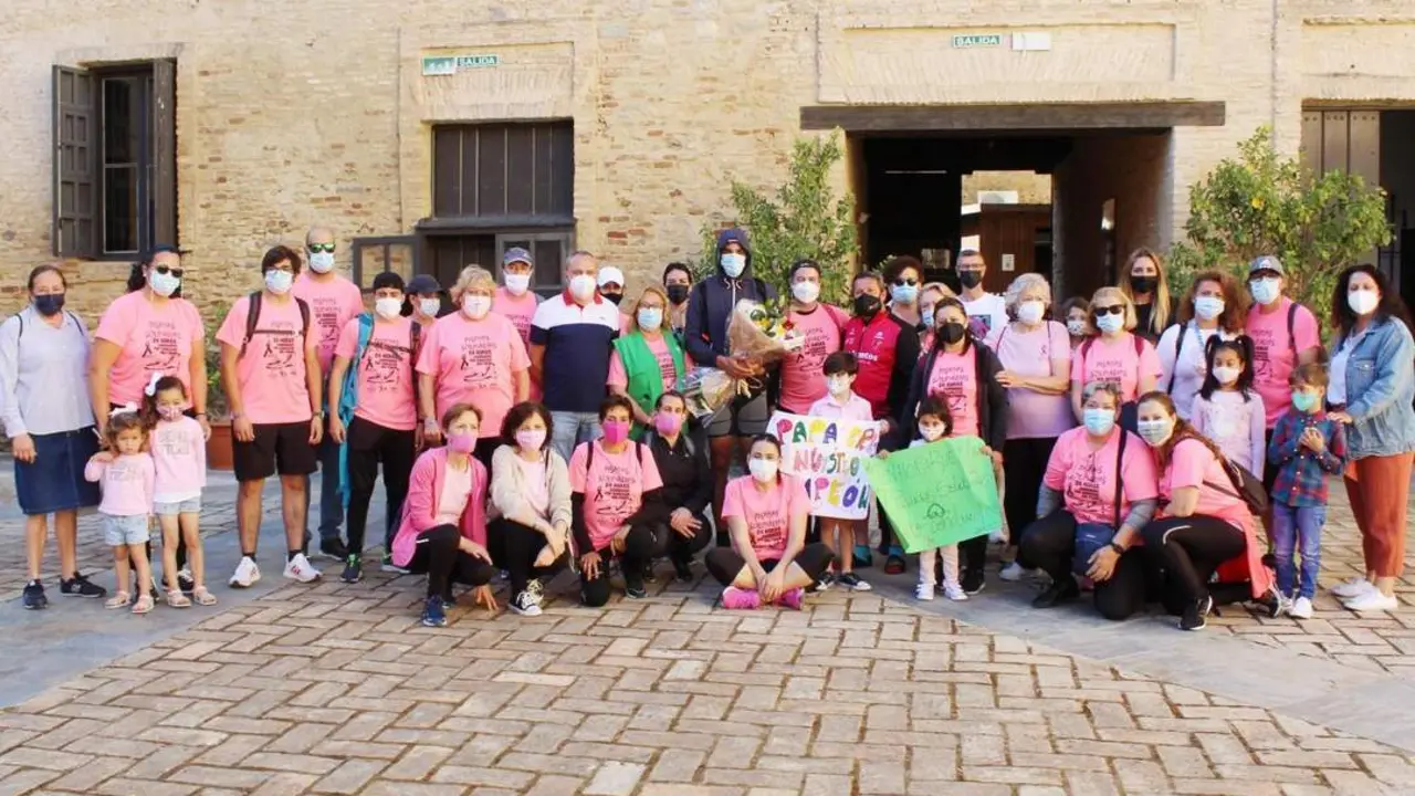 Abel Mansilla con los miembros de la Junta Local de la Asociaci&oacute;n Espa&ntilde;ola contra el C&aacute;ncer - Ra&uacute;l J. Bustillos
